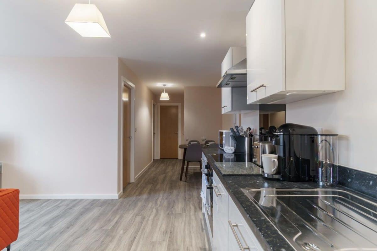 Bright 2 Bed Apartment Manchester - Sleeps 4 Bagian luar foto