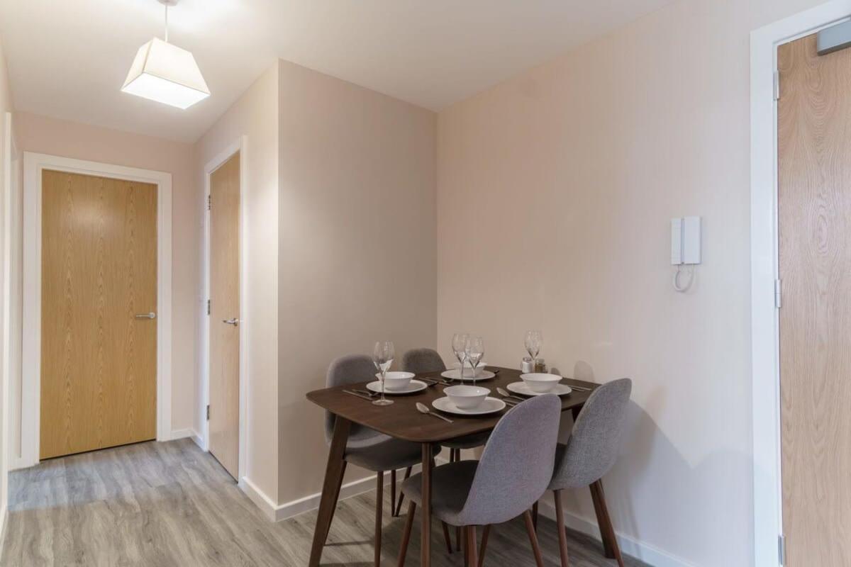 Bright 2 Bed Apartment Manchester - Sleeps 4 Bagian luar foto